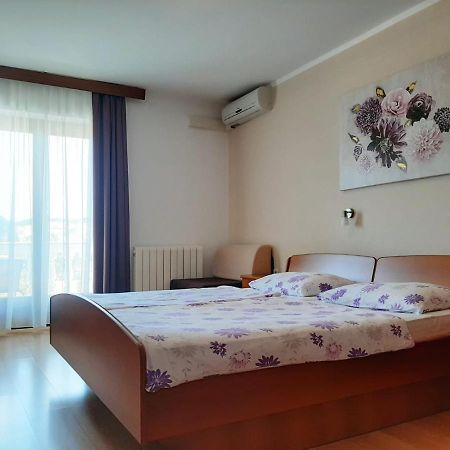 Guest House Katarina Malinska Exterior photo