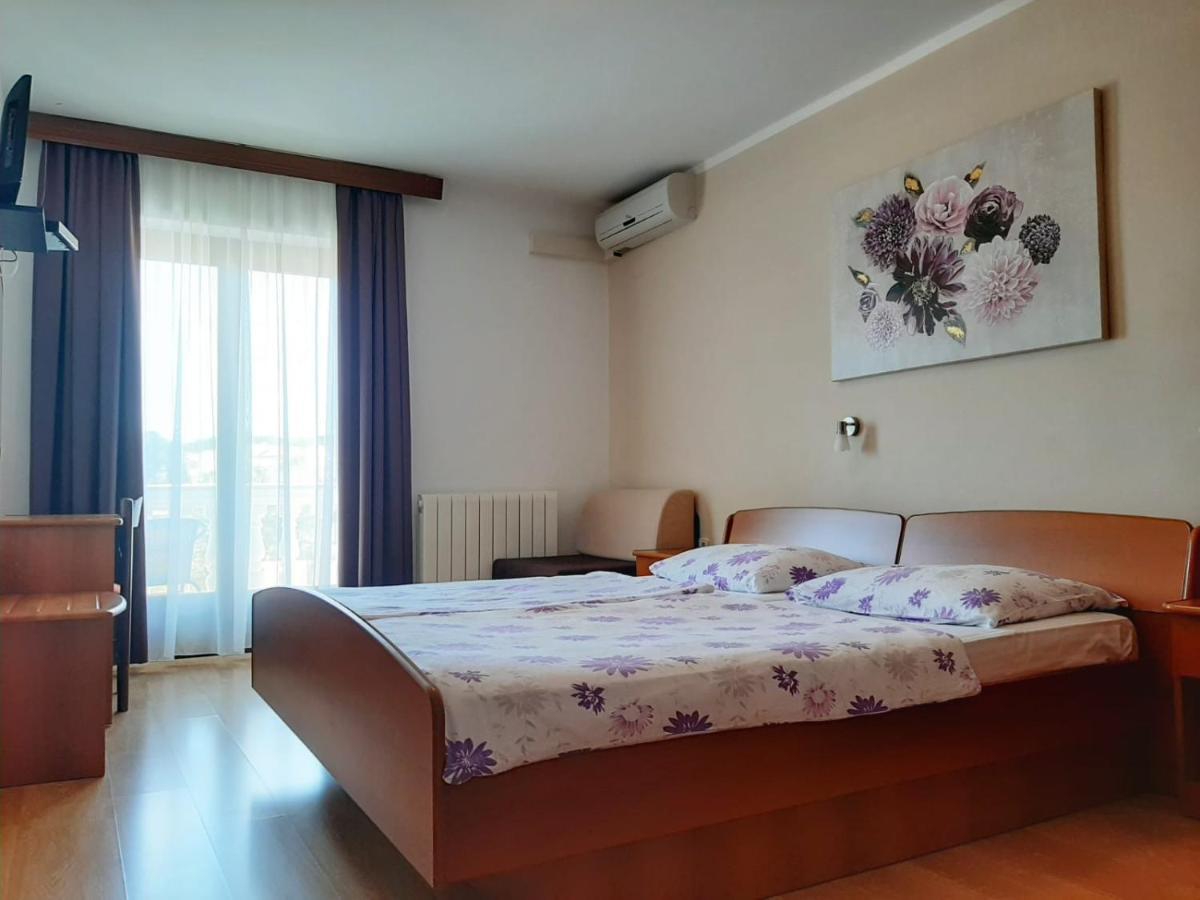 Guest House Katarina Malinska Exterior photo