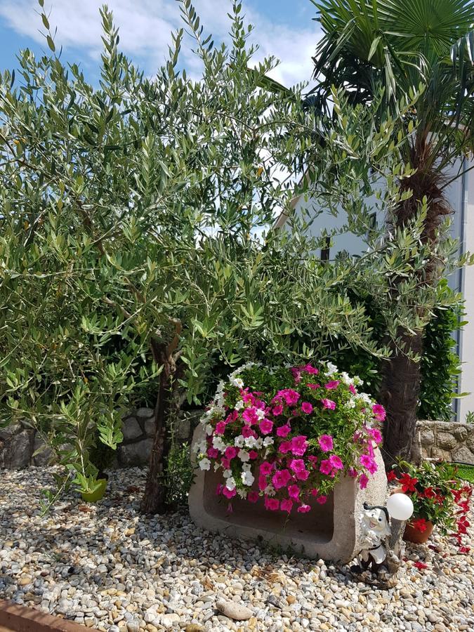 Guest House Katarina Malinska Exterior photo